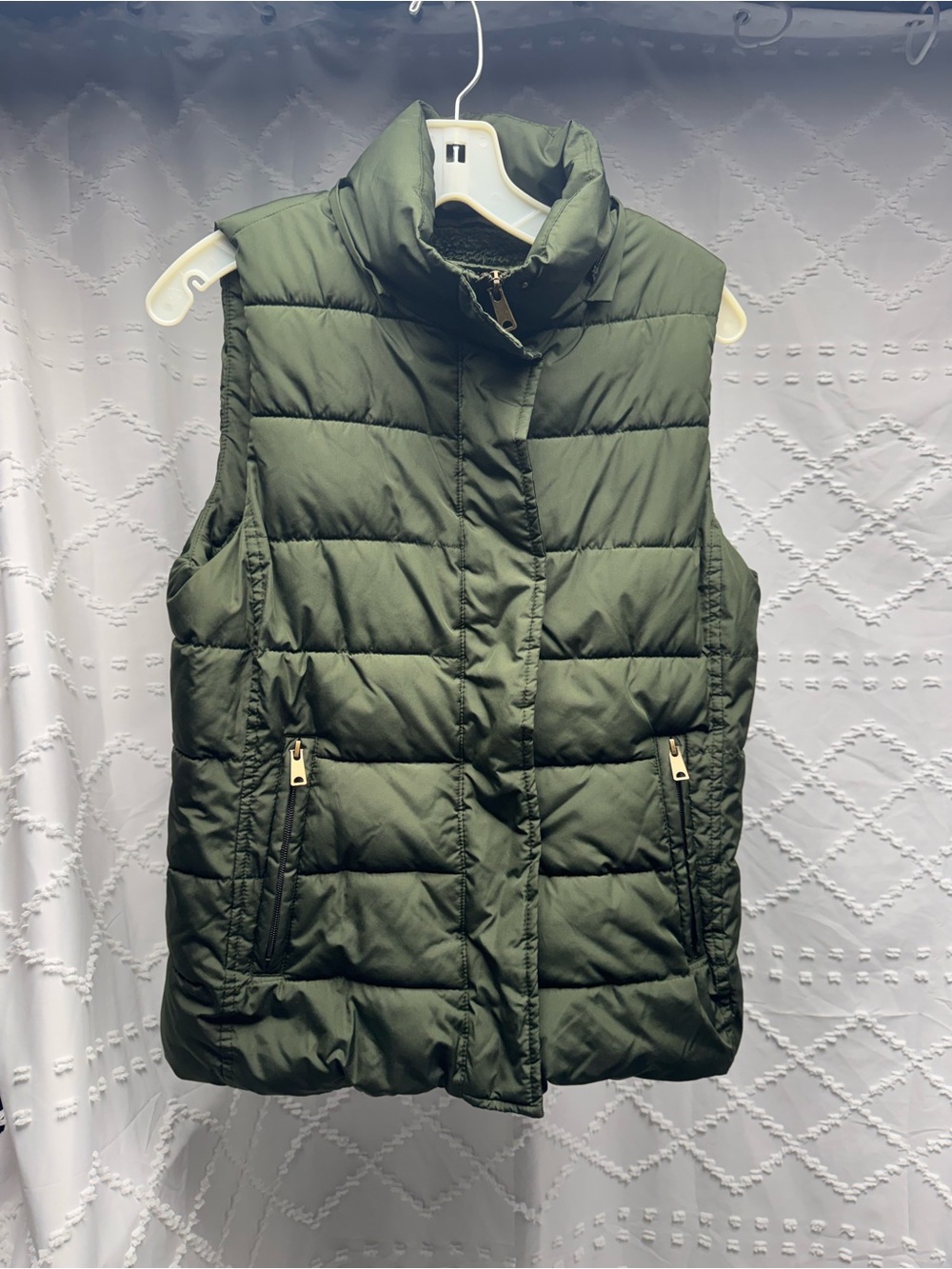 Banana Republic Puffer Vest
Size S Olive Green Fleece Lined